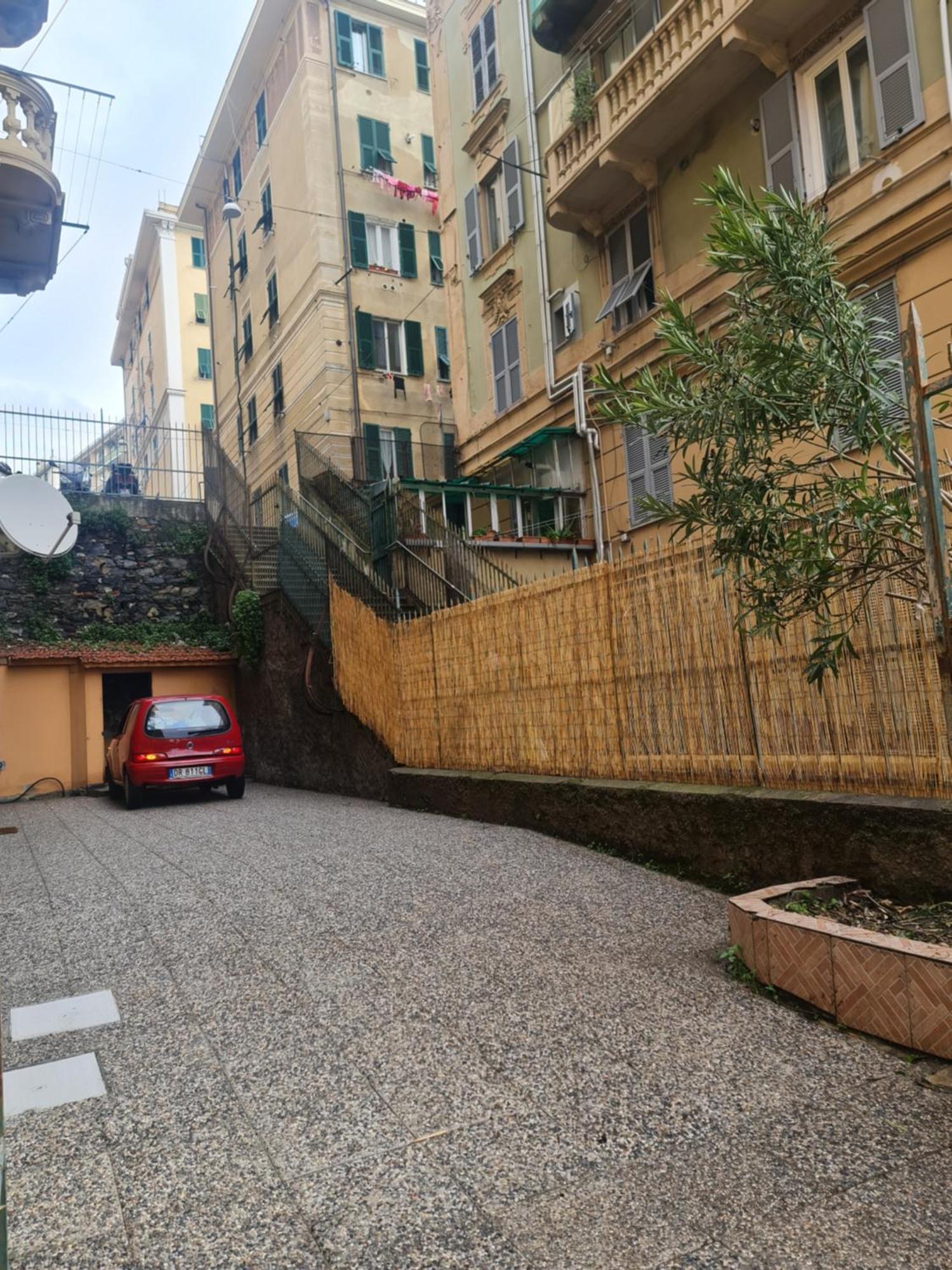 Ampio Appartamento Con 2 Posti Auto E Cortile Генуа Екстериор снимка